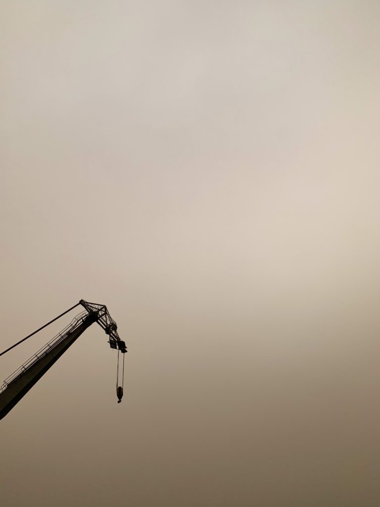 Sahara dust sky – Hafenkran