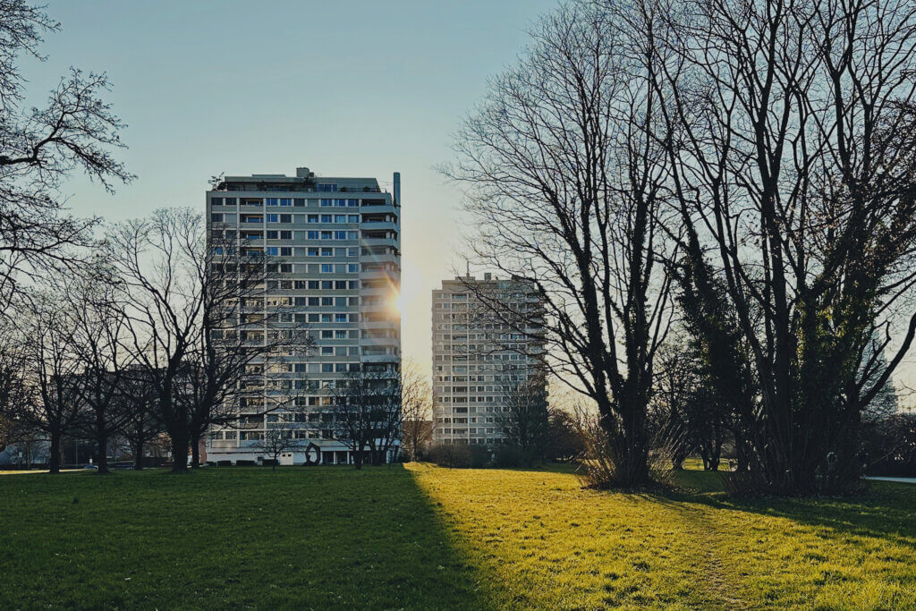 Matthias Maier | Stories | Week 10 2025 | Spring sunset between two tower blocks