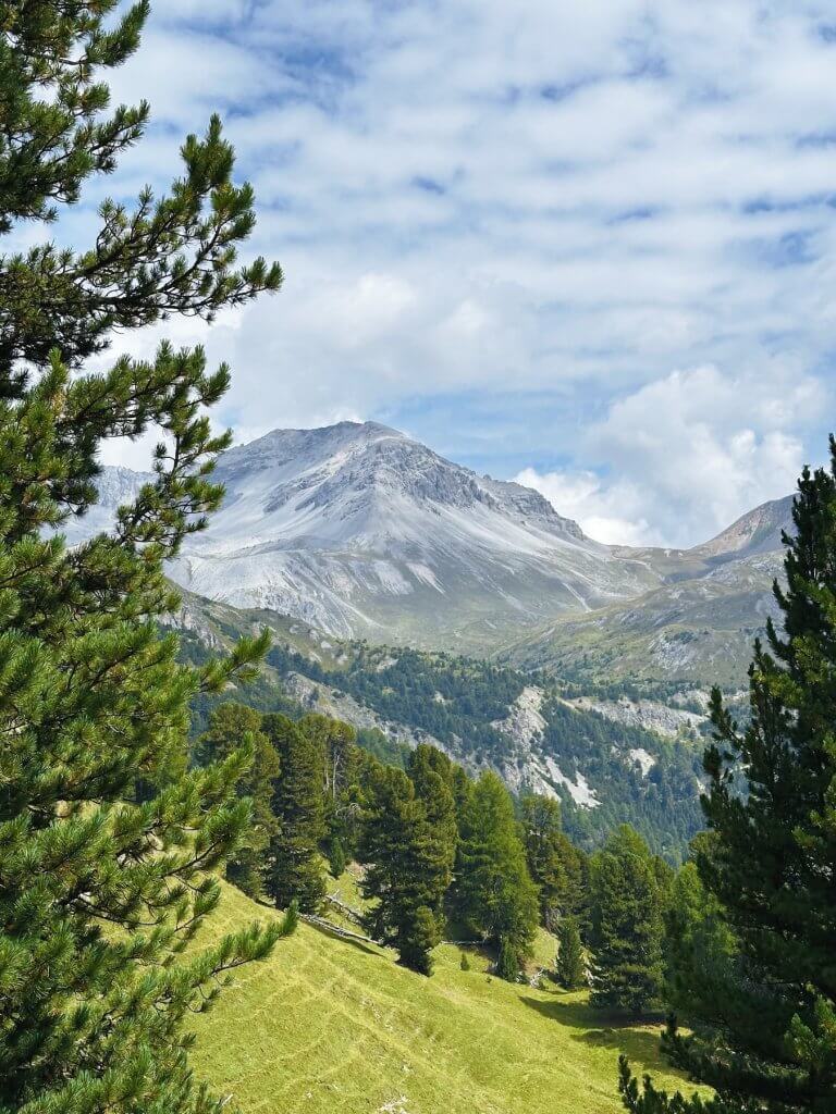 Matthias Maier | Hiking down into the valley