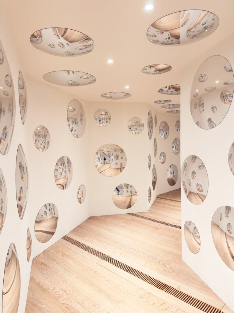 Matthias Maier | Mirror room by Yayoi Kusama